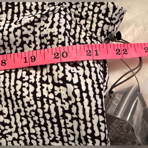 Vince Camuto Women's Black and White Patterned Top - Picture 8 of 8